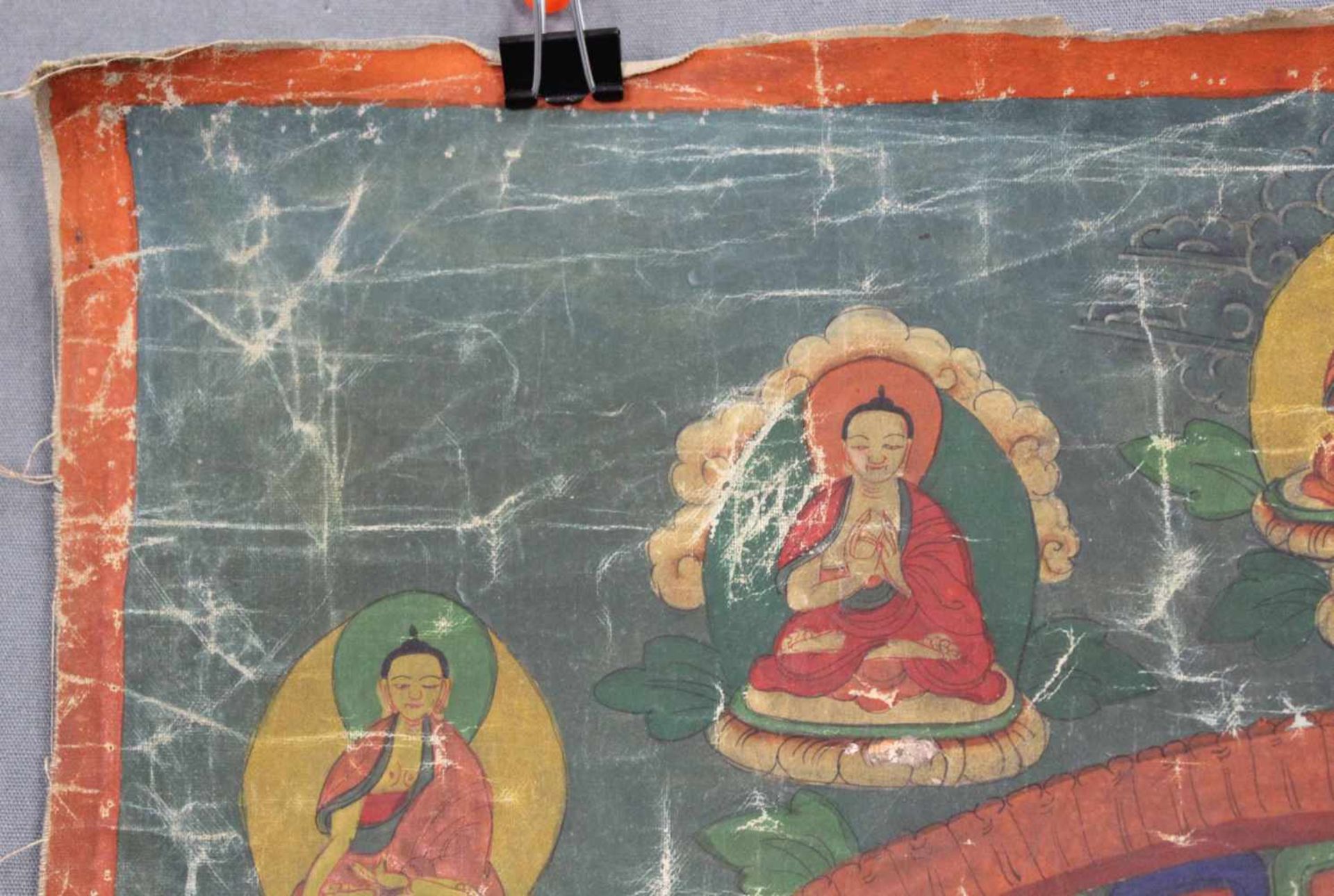 Bodhisattva Mandala, China / Tibet alt.48 cm x 45,5 cm. Gemälde. 12 - armige Figur vor goldenen - Image 7 of 9