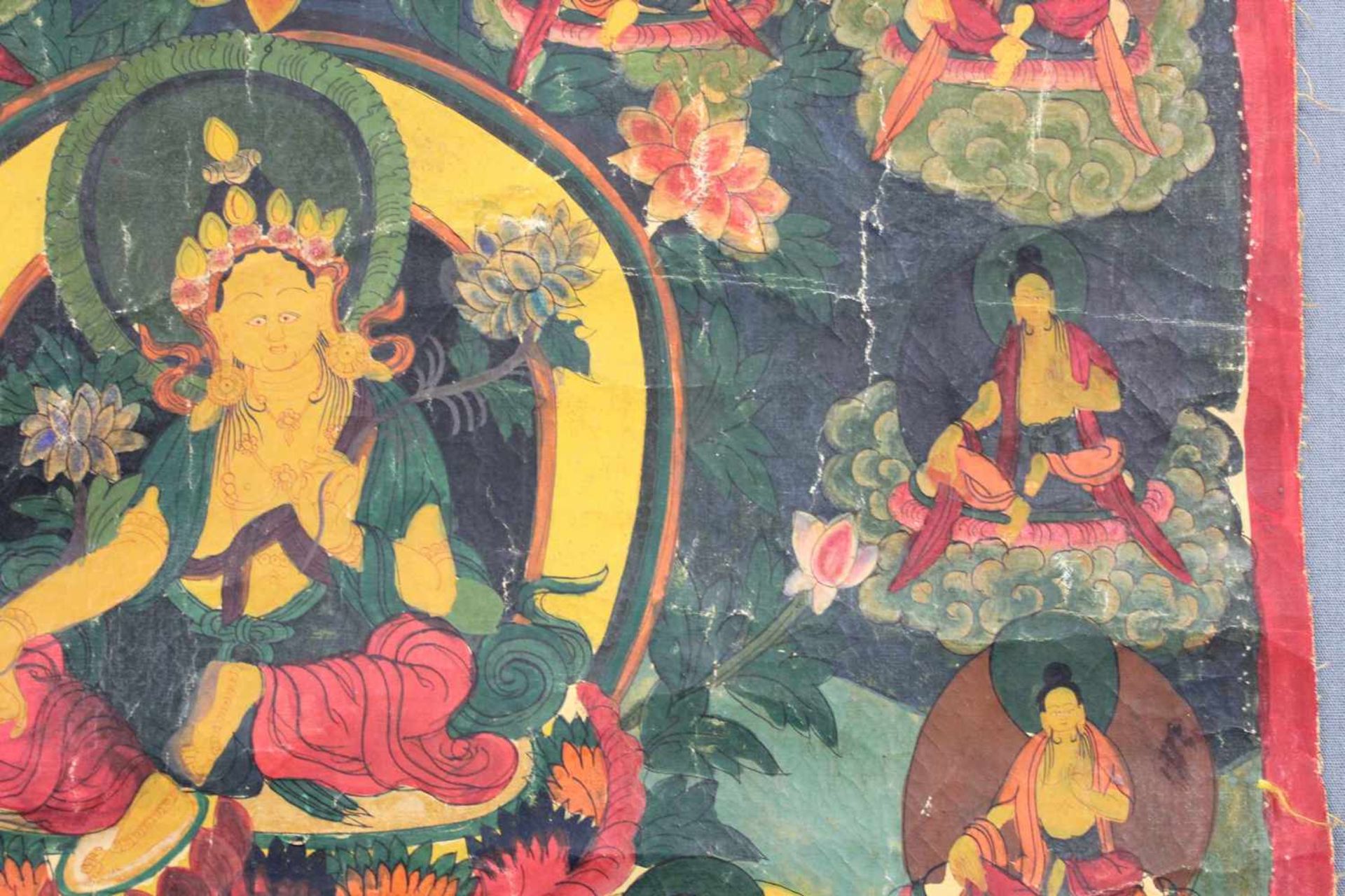 Tara ? in aktiver Pose auf dem Lotusthron. Thangka, China / Tibet alt.60 cm x 47 cm. Gemälde. Die - Image 6 of 10