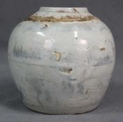 Vase mit Celadon - Glasur. Steingut. China antik. Aquamarinfarben.14 cm hoch.Vase with celadon