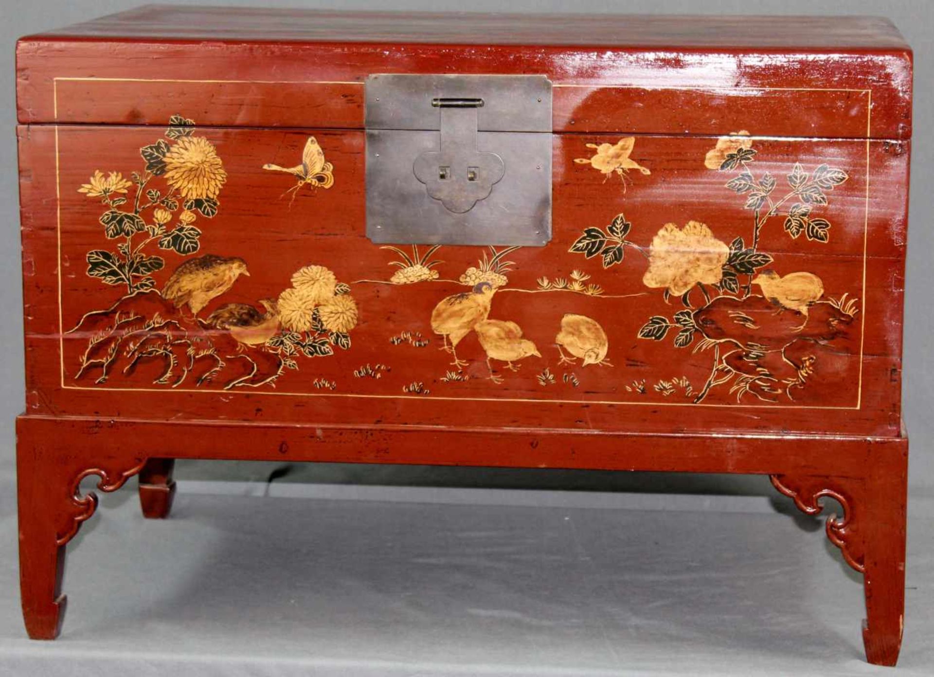 Truhe, China, rot lackiert. Mit Schmetterlingen und Vögeln. Messingschloss.Ohne Sockel 34 cm hoch (