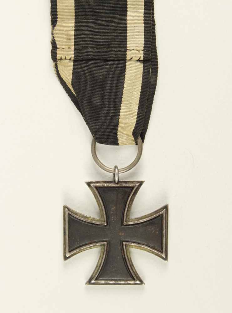 Eisernes Kreuz 1813, Kreuz 2. Klasse. Geschwärzter gestufter Eisenkern mit fein gearbeiteter - Image 2 of 3