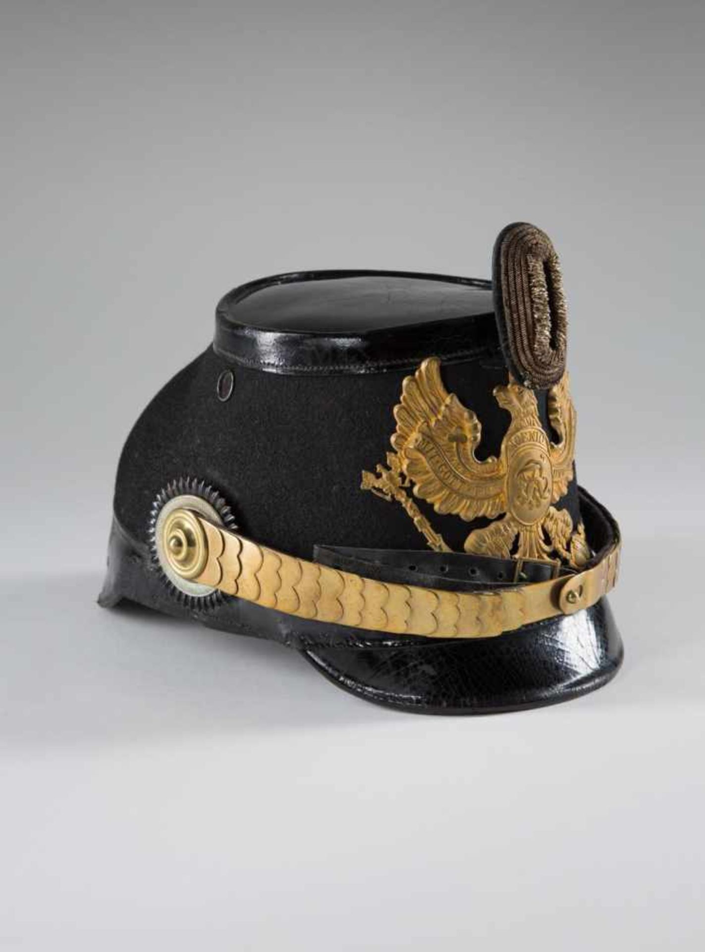 Tschako für Offiziere des Jäger-Batl. Nr. 1 oder Nr. 2. Lederhelm mit schwarzem Filz, vergoldete