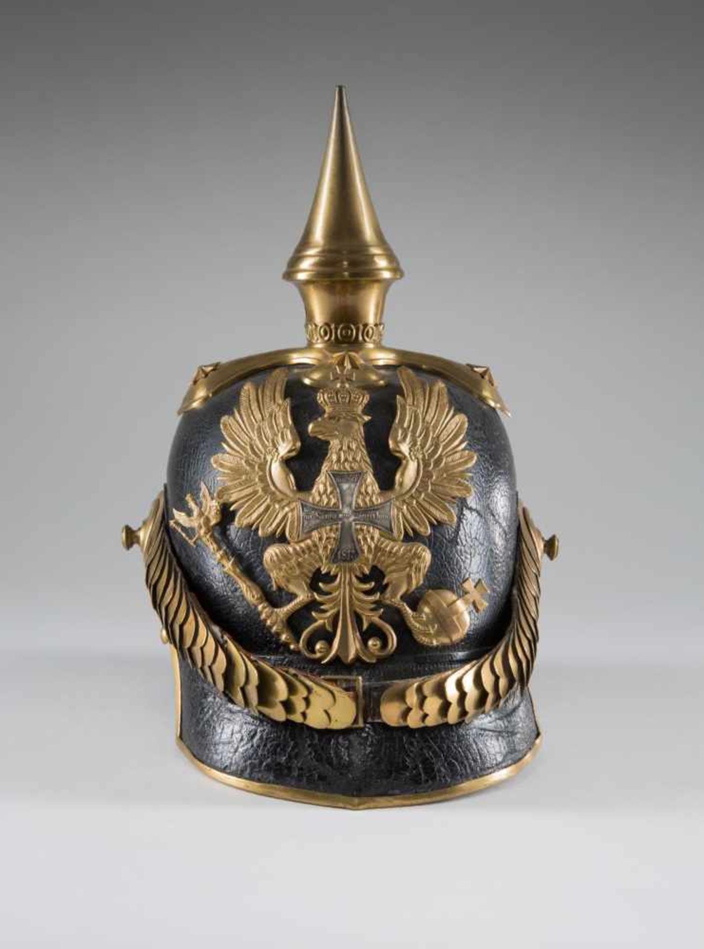 Helm für Offiziere der Infanterie, Modell 1843. Hoher Lederhelm mit vergoldeten Beschlägen, gewölbte