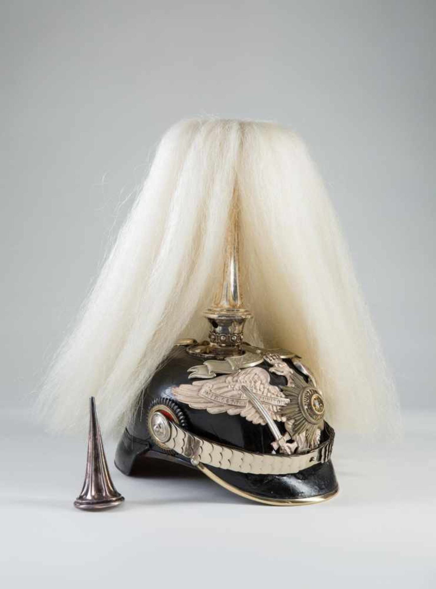 Helm für Offiziere des 1. Garde-Regt. zu Fuß, Regt.-Stab und 1. Btl. mit Semper-Talis-Band. Leder