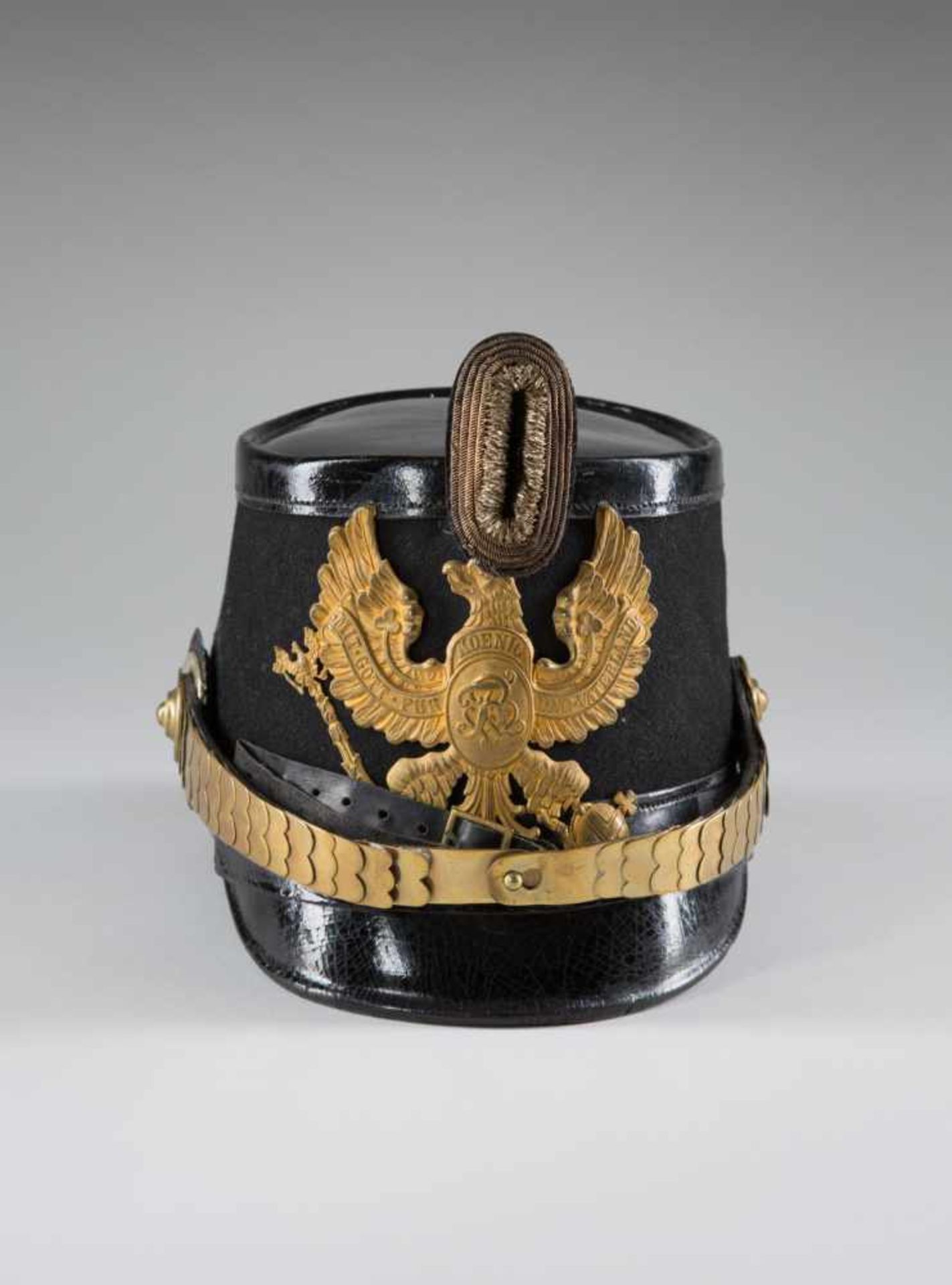 Tschako für Offiziere des Jäger-Batl. Nr. 1 oder Nr. 2. Lederhelm mit schwarzem Filz, vergoldete - Bild 2 aus 2
