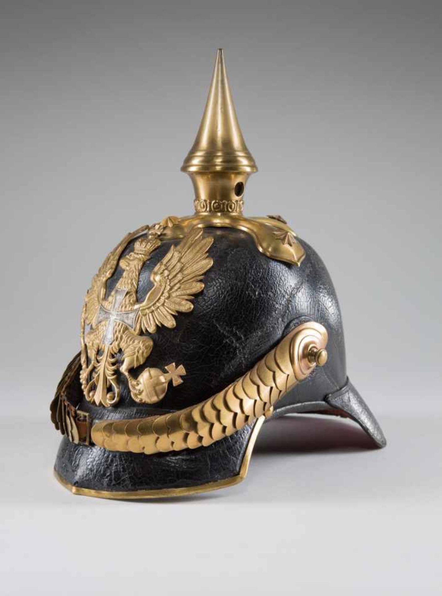 Helm für Offiziere der Infanterie, Modell 1843. Hoher Lederhelm mit vergoldeten Beschlägen, gewölbte - Bild 2 aus 3