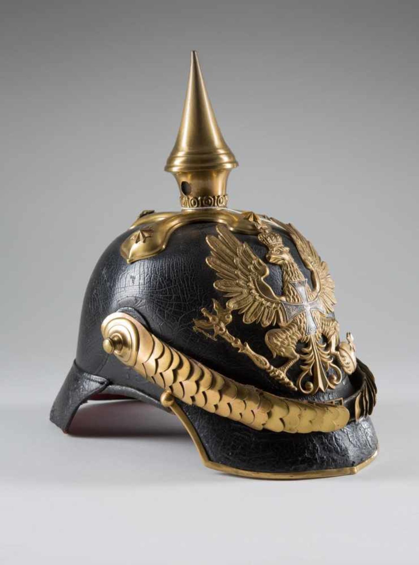 Helm für Offiziere der Infanterie, Modell 1843. Hoher Lederhelm mit vergoldeten Beschlägen, gewölbte - Bild 3 aus 3