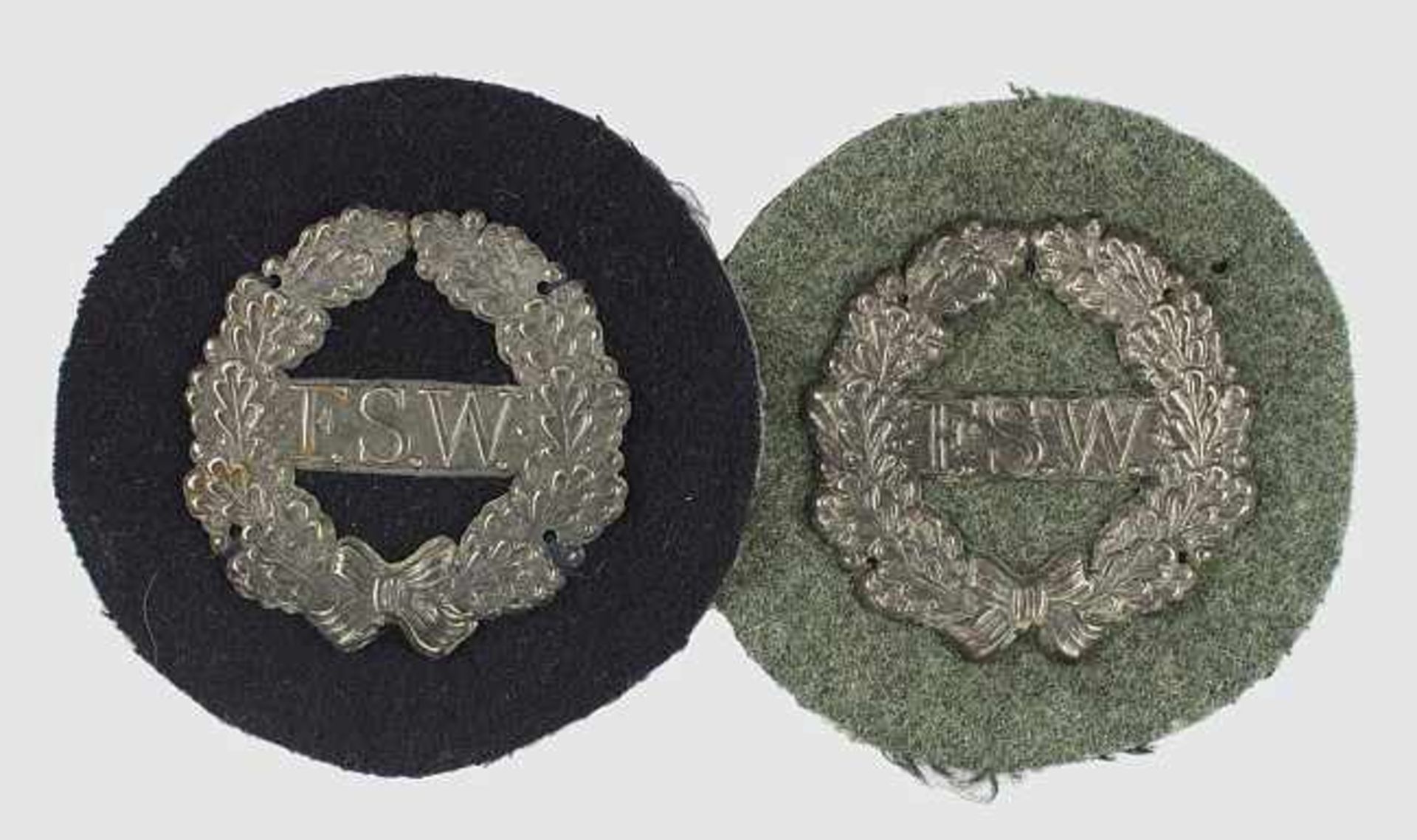 Freiwillige Soldatenwehr Wilhelmshaven,2 Kragenabzeichen, versilbert auf grauem und blauem TuchII