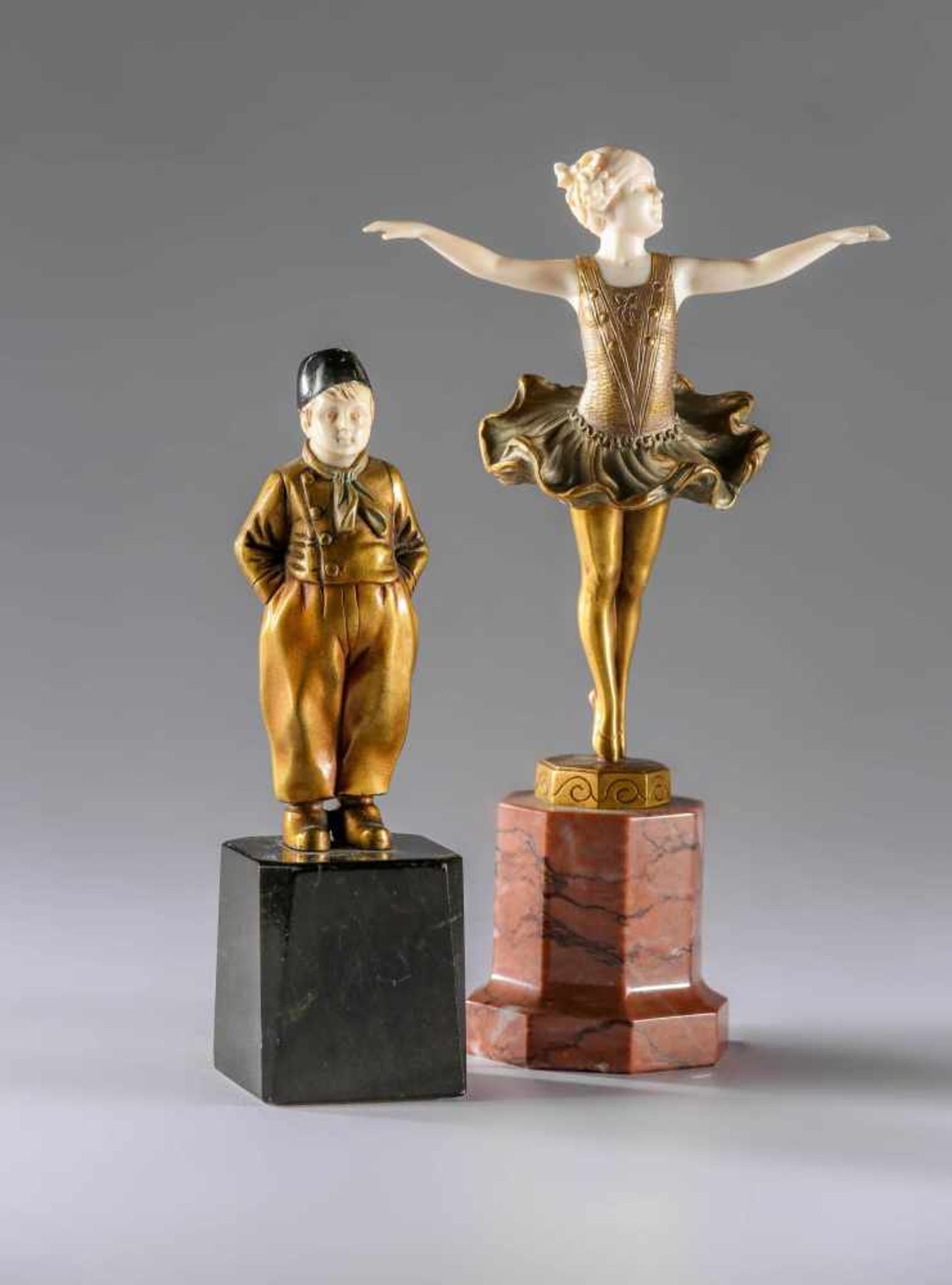2 Figuren Art Deco,vergoldete Bronze und Elfenbein, auf Marmorsockeln montiert. Kleines Mädchen