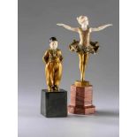 2 Figuren Art Deco,vergoldete Bronze und Elfenbein, auf Marmorsockeln montiert. Kleines Mädchen