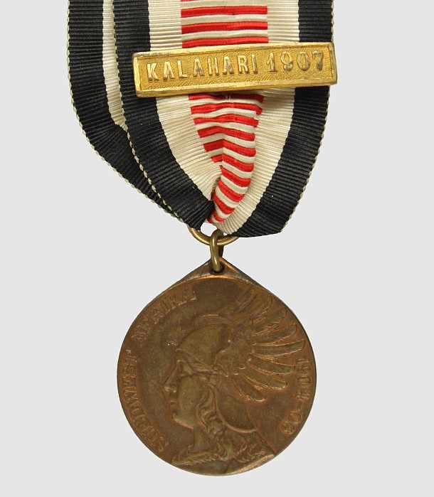 Gefechtsspange "KALAHARI 1907",mit Südwestafrika-Denkmünze. Medaille Bronze am Band, vergoldete