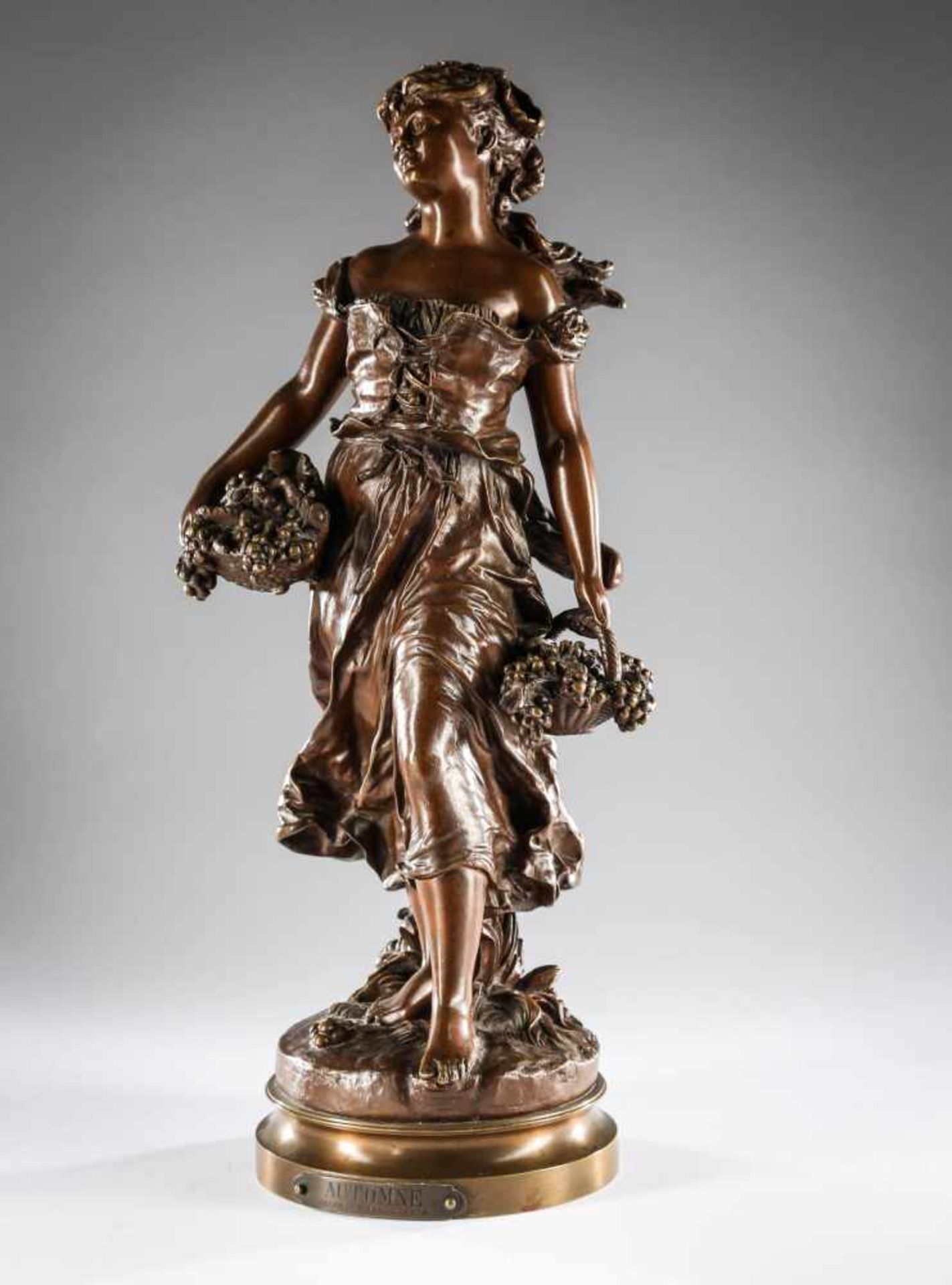 Bronzefigur "Automne - der Herbst",braun patiniert, im Guss signiert "Moreau", Galerieschild "