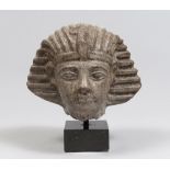 GRANITE HEAD OF PHARAOH, 20TH CENTURY Black marble base. Measures cm. 23 x 27. TESTA DI FARAONE IN