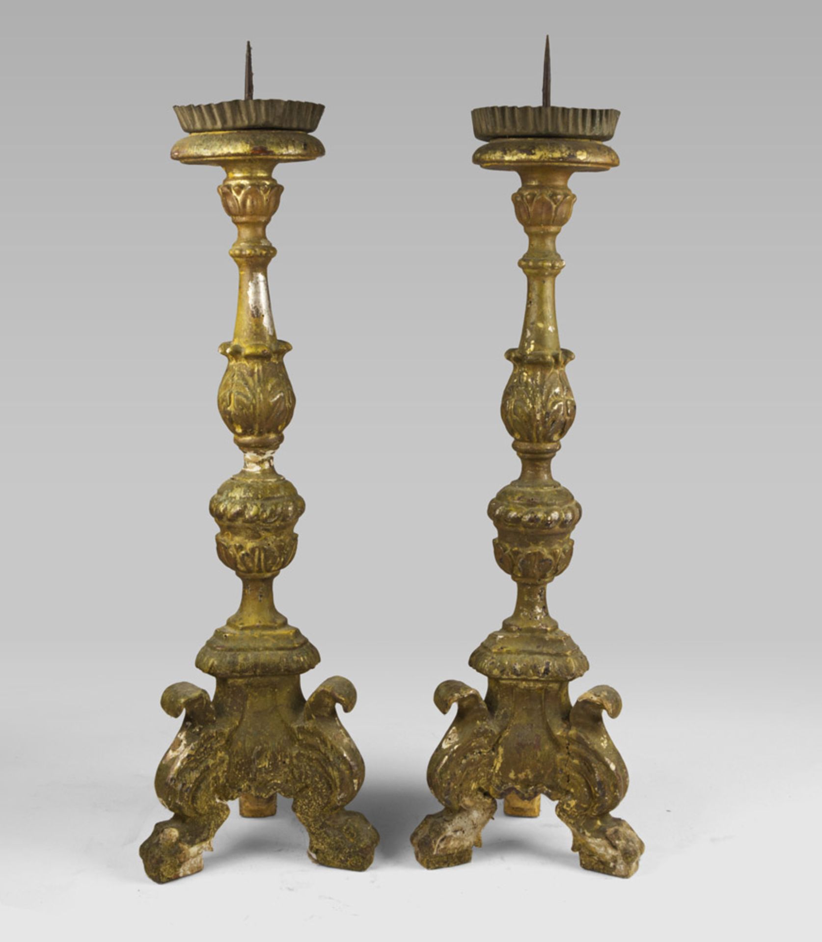 A PAIR OF CHANDELIERS IN WOOD, 18TH CENTURY with rests of gilding and lacquering. h. cm. 74.