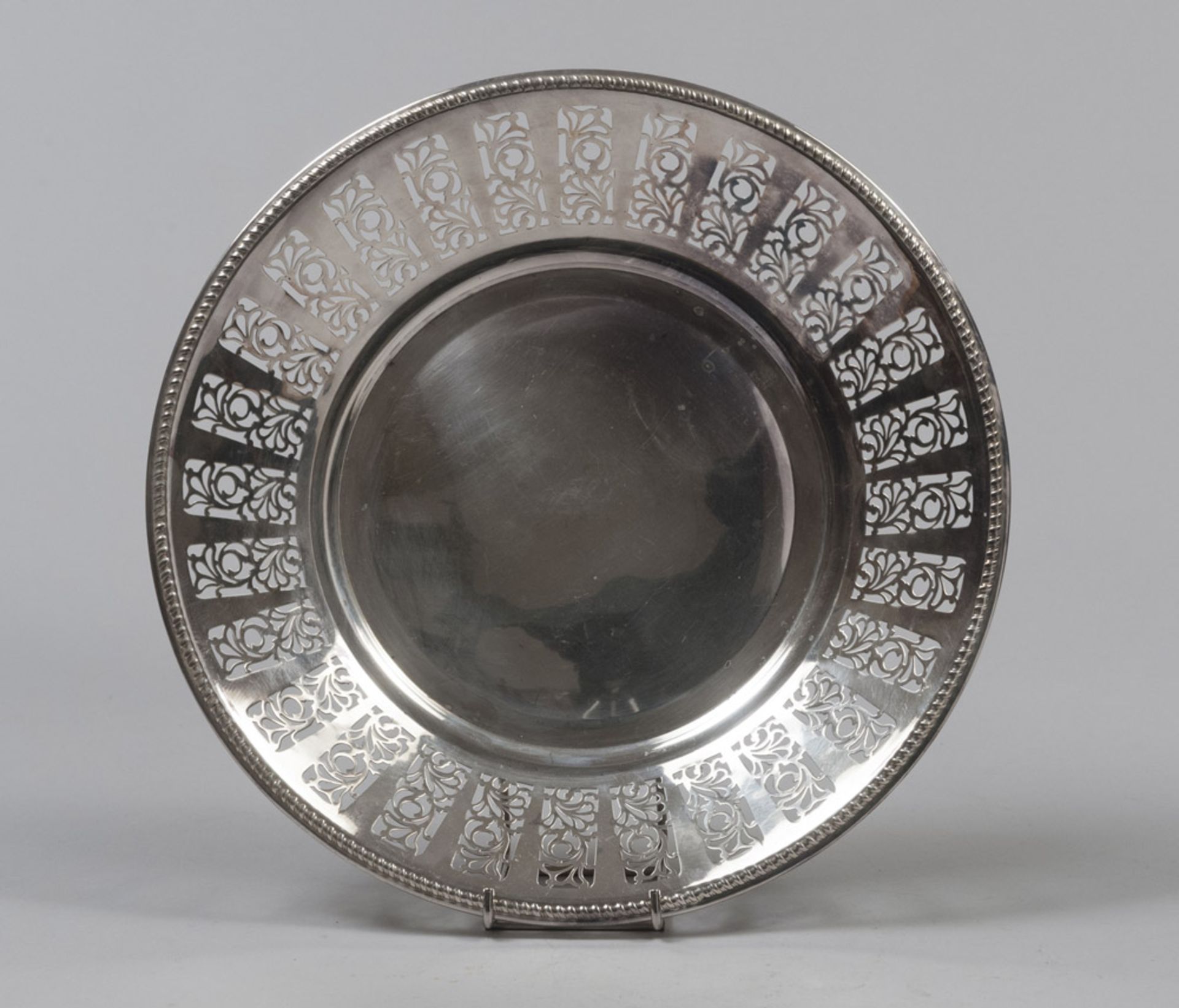 SILVER CENTERPIECE, 20TH CENTURY with edge pierced to leaves. Measures cm. 4,5 x 31, weight gr. 427.