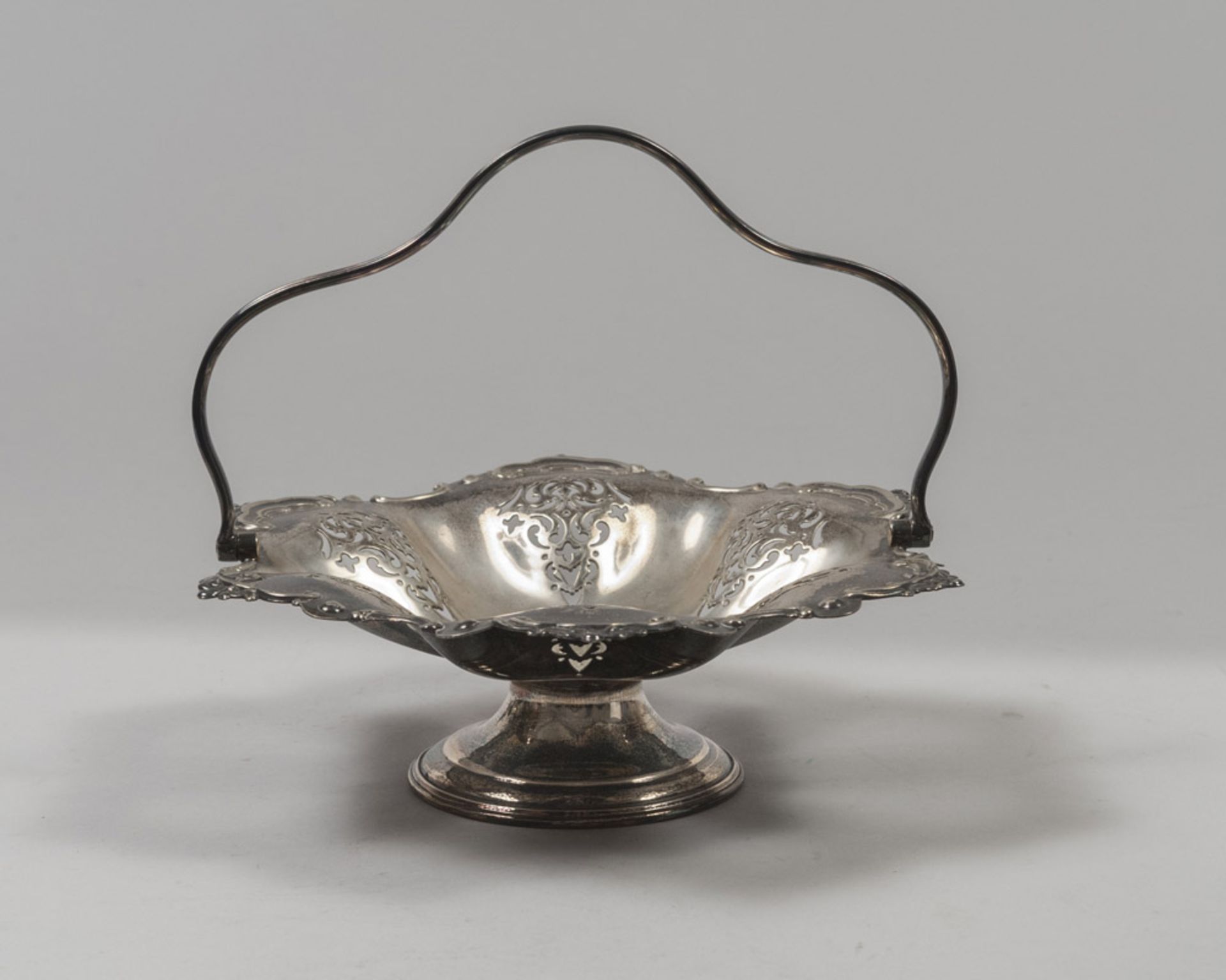 SILVERPLATED CENTERPIECE, 20TH CENTURY pierced to vegetable motives. Measures cm. 11 x 30. CENTRO IN