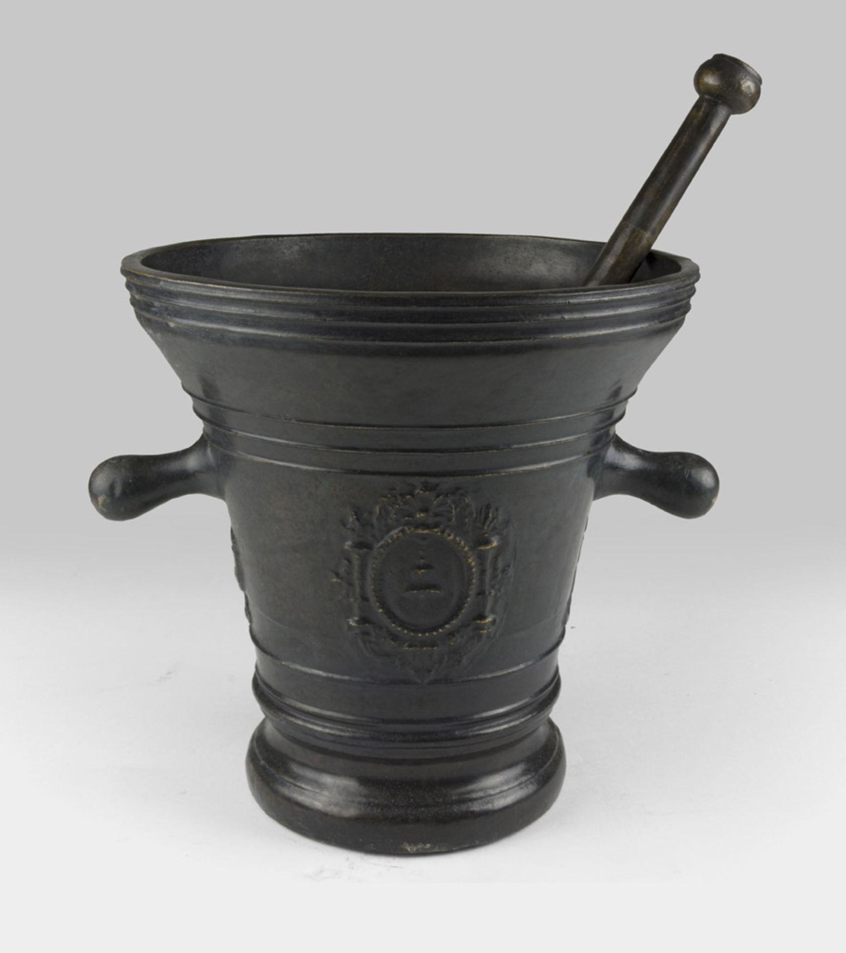 GREAT MORTAR IN BRONZE, 17TH CENTURY with pestle, to burnished patina. Coat of arms with small