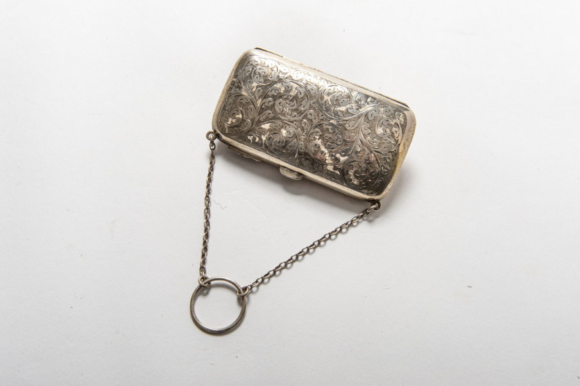 SMALL SILVER BAG, PUNCH BIRMINGHAM 1913 chiseled to motives for leaves. Leather inside. Measures cm.