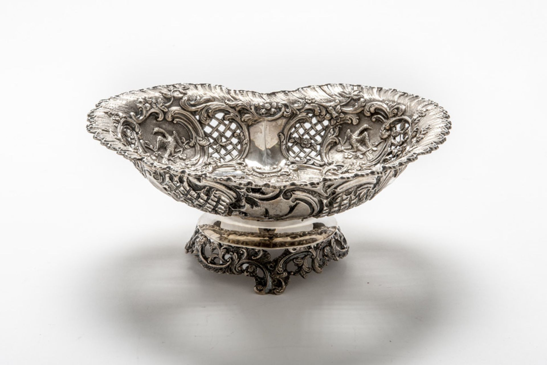 BASKET IN SILVER, HOLLAND 20TH CENTURY entirely chiseled in scene relief of inn and adorned