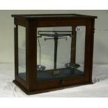 STEELYARD IN PLASTICS AND BRASS 20TH CENTURY with box in oak wood and glass. Measures cm. 43 x 46