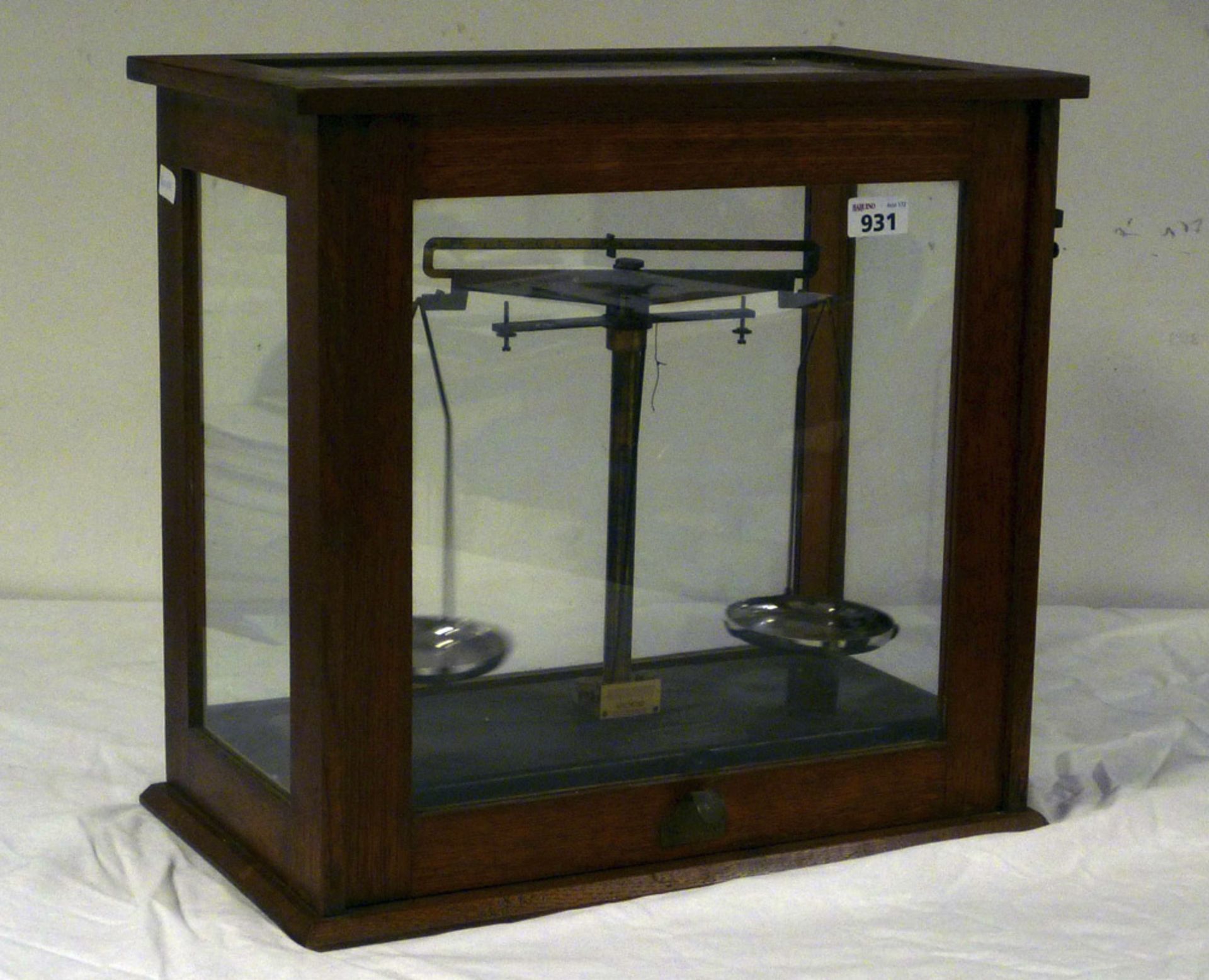 STEELYARD IN PLASTICS AND BRASS 20TH CENTURY with box in oak wood and glass. Measures cm. 43 x 46