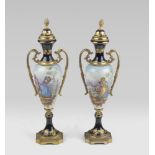 PAIR OF POTS IN PORCELAIN, 20TH CENTURY with banister body decorated with rural scenes. Gilded