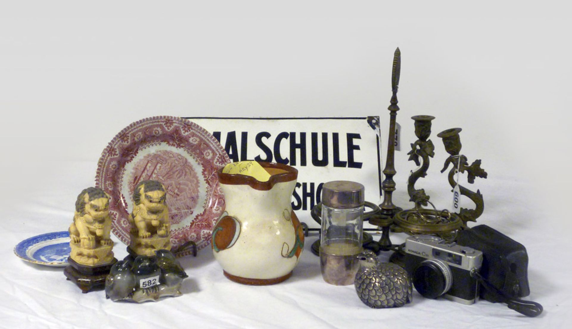 BOX OF VARIOUS OBJECTS in metal ceramics, glass and camera. A quantity. CASSETTA DI OGGETTI VARI