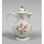 PORCELAIN TEAPOT, VIENNA 18TH CENTURY. Mark in blue under the base. Measures cm. 23 x 12 x 16. BELLA