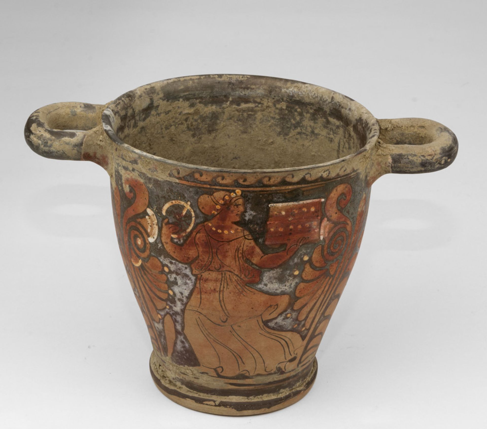 RED-FIGURES SKYPHOS, 4TH CENTURY B.C. Measures cm. 18,5 x 28. SKYPHOS CAMPANO A FIGURE ROSSE, IV