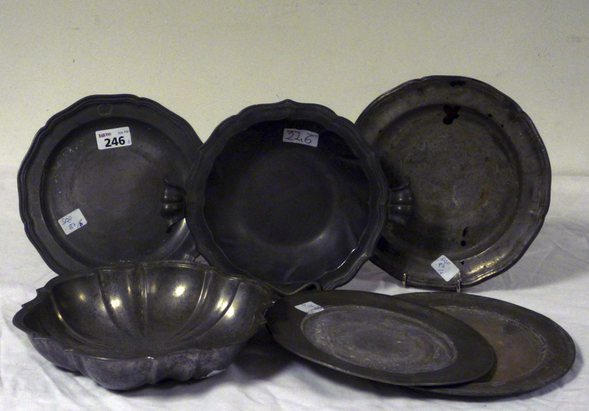 TWO PEWTER CUPS AND FOUR DISHES, LATE 19TH CENTURY Measures cm. 5 x 24. DUE VASCHETTE E QUATTRO