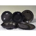TWO PEWTER CUPS AND FOUR DISHES, LATE 19TH CENTURY Measures cm. 5 x 24. DUE VASCHETTE E QUATTRO
