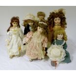 BOX OF OLD DOLLS in number of six, in wood, galalite and cloths. CASSETTA DI VECCHIE BAMBOLE in