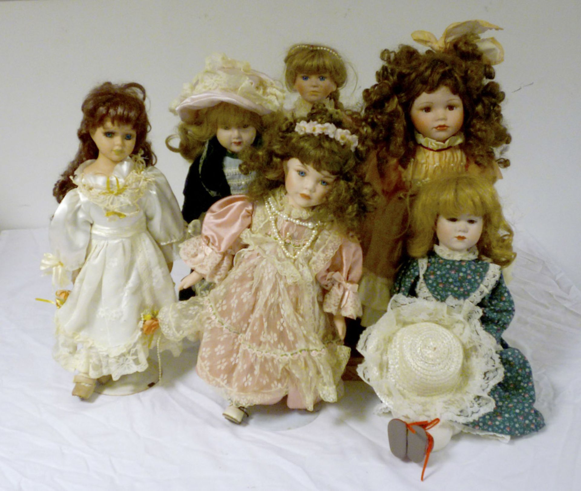 BOX OF OLD DOLLS in number of six, in wood, galalite and cloths. CASSETTA DI VECCHIE BAMBOLE in