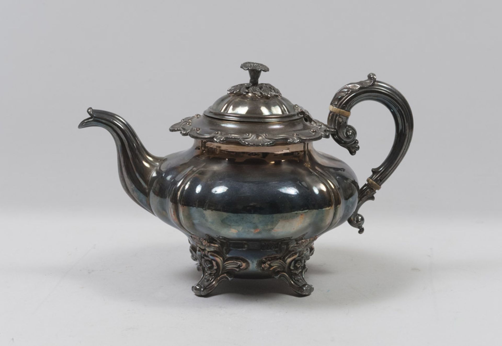 SILVERPLATED TEAPOT, 20TH CENTURY with body nervato and chisels to the edges. Handle with separators