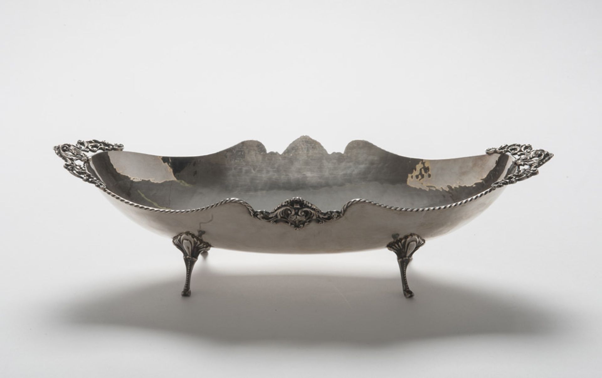 SILVER CENTERPIECE, 20TH CENTURY shaped as nacelle and edges to cord. Handles to adorned vegetable