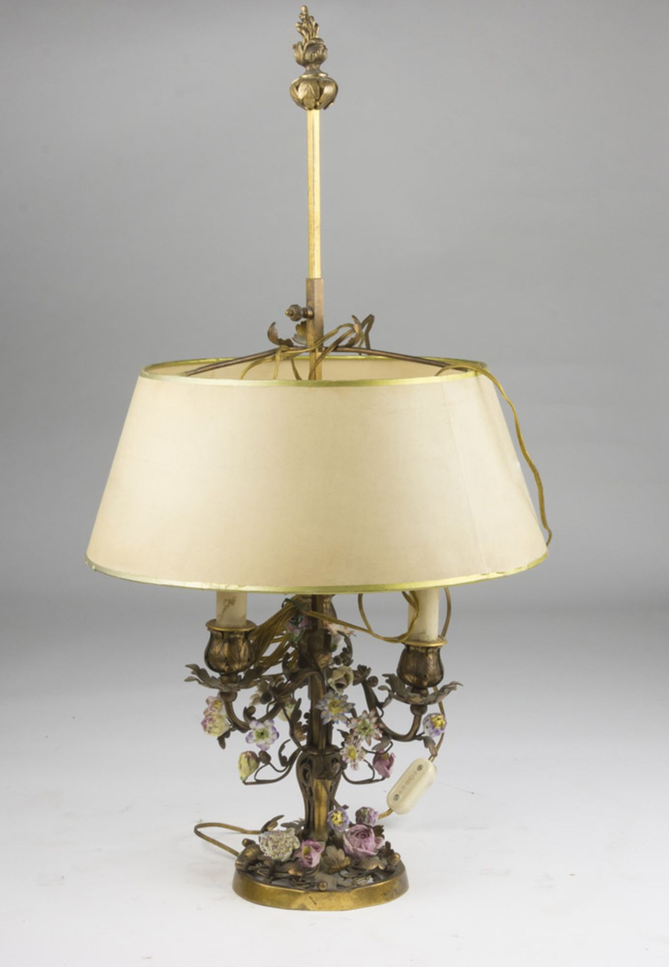 LAMP IN BRONZE AND PORCELAIN 19TH CENTURY with stem and arma of ramages with flowers and leaves.