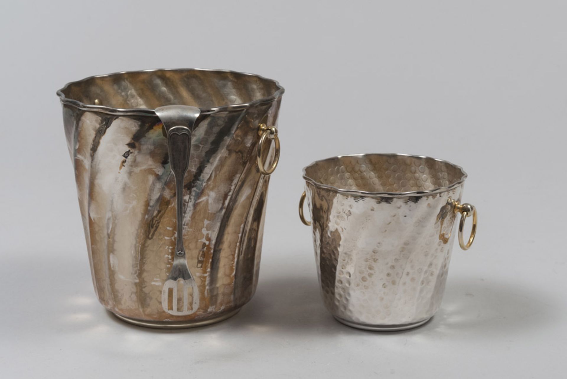 TWO ICE BUCKETS AND A TWEEZERS IN SILVER, 20TH CENTURY Max. size cm. 20 x 19, weight gr. 1067. DUE