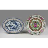 TWO DISHES, 20TH CENTURY in ceramics and porcelain. Diameter cm. 28. DUE PIATTI, XX SECOLO in