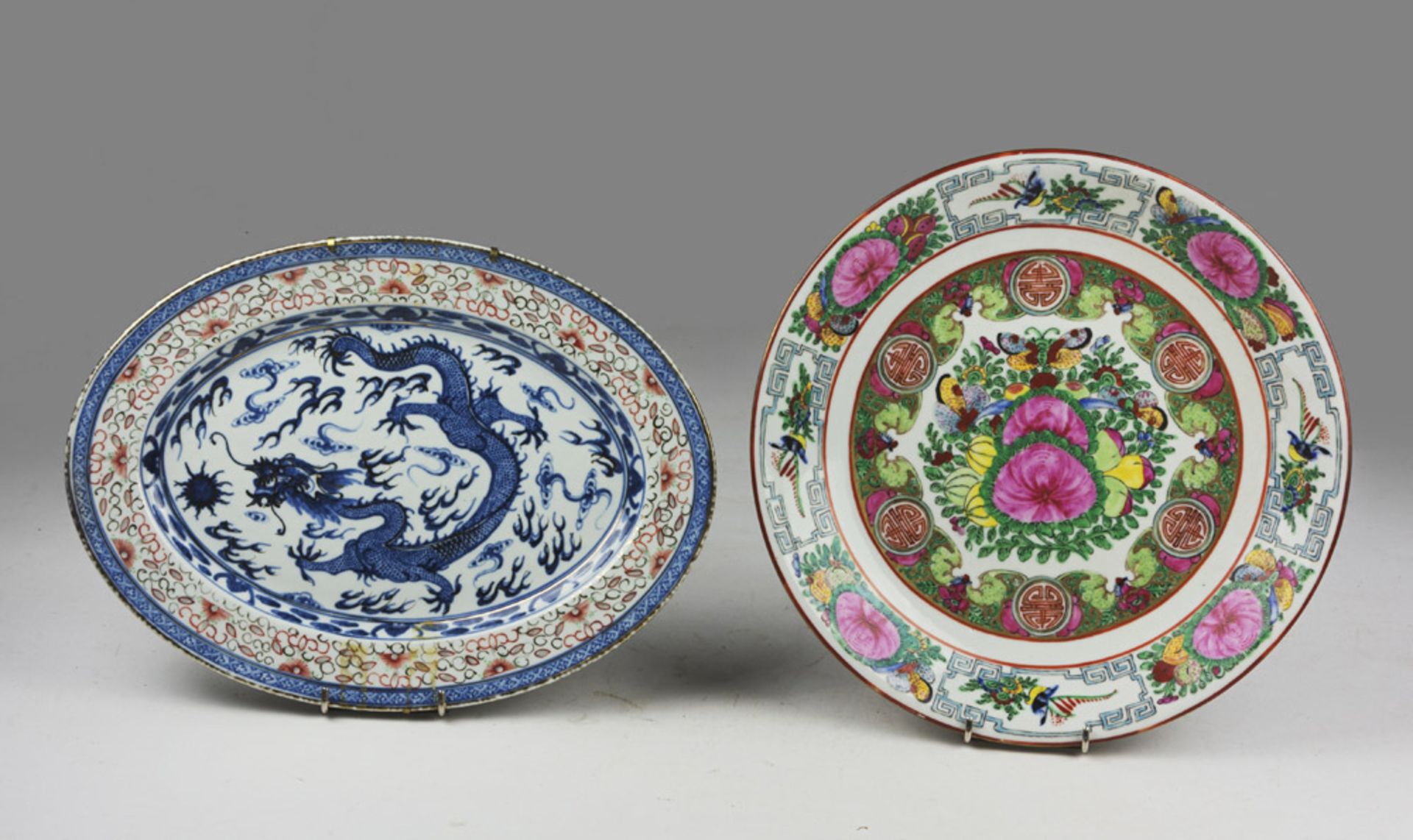 TWO DISHES, 20TH CENTURY in ceramics and porcelain. Diameter cm. 28. DUE PIATTI, XX SECOLO in