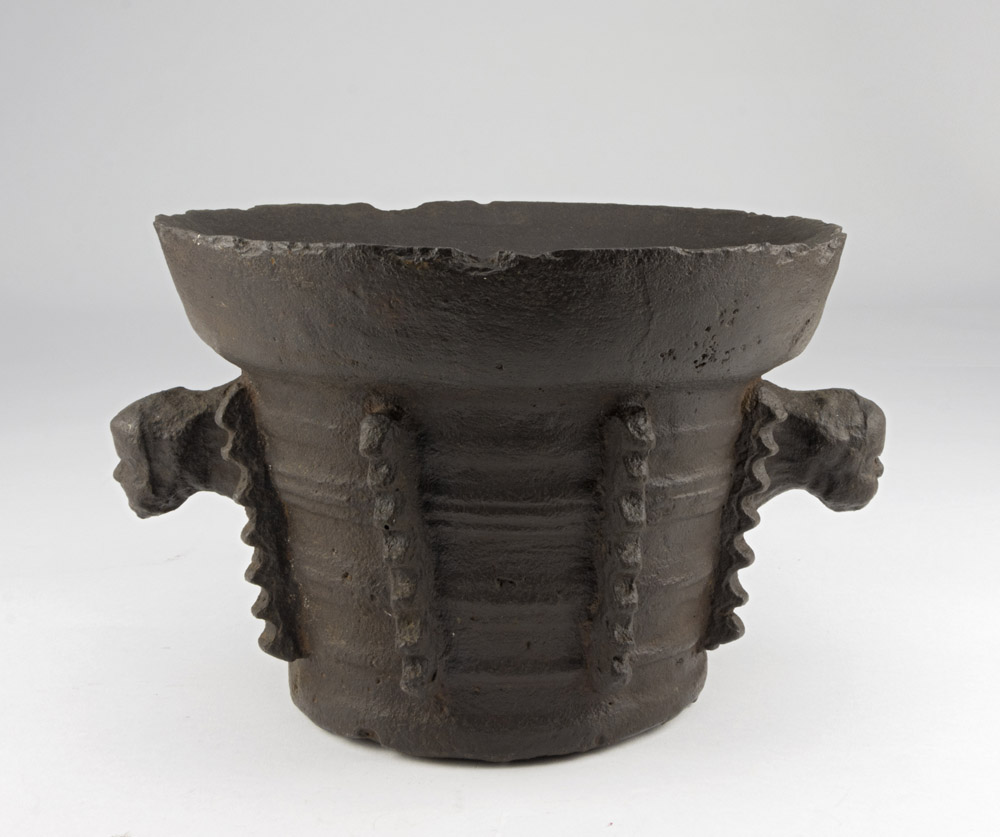 GREAT MORTAR IN BRONZE, 17TH CENTURY with handles as zoomorphic heads and body with indentations.