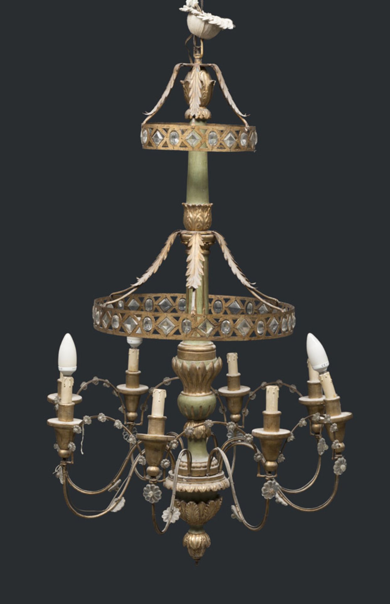 CHANDELIER IN LACQUERED WOOD, BEGINNING OF 20TH CENTURY green ground with finishing in gold. Eight