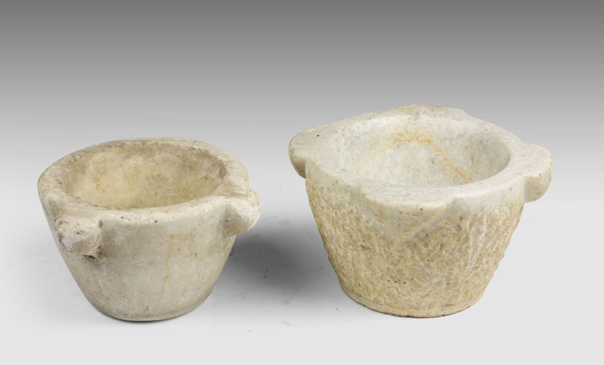 TWO SMALL MORTARS IN MARBLE, 18TH CENTURY Measures cm. 13 x 21 and cm. 10 x 18. Lack. DUE PICCOLI