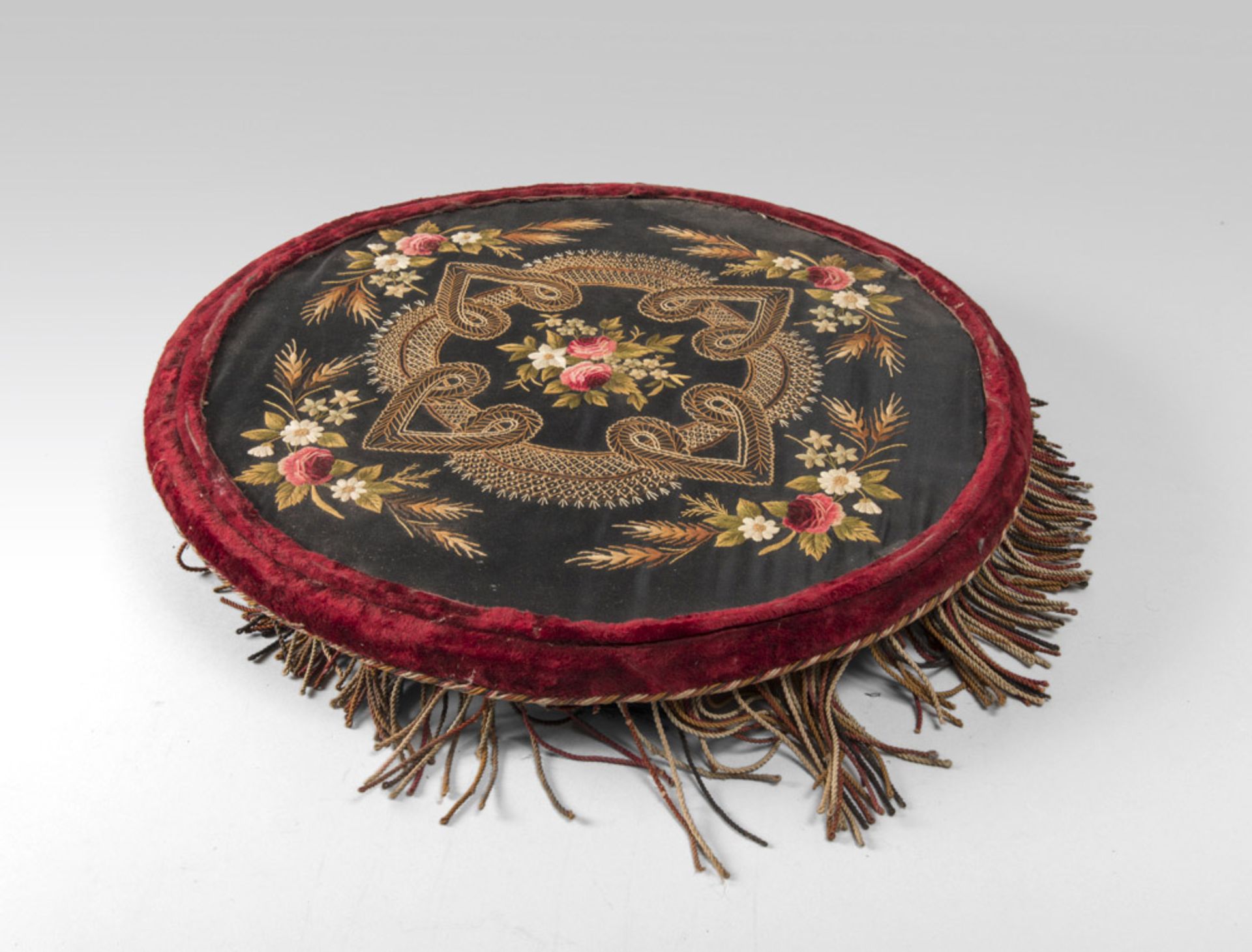 TABLE TOP WITH TAPESTRY, END 19TH CENTURY quilted tapestry to floral motives and gold. I hem with
