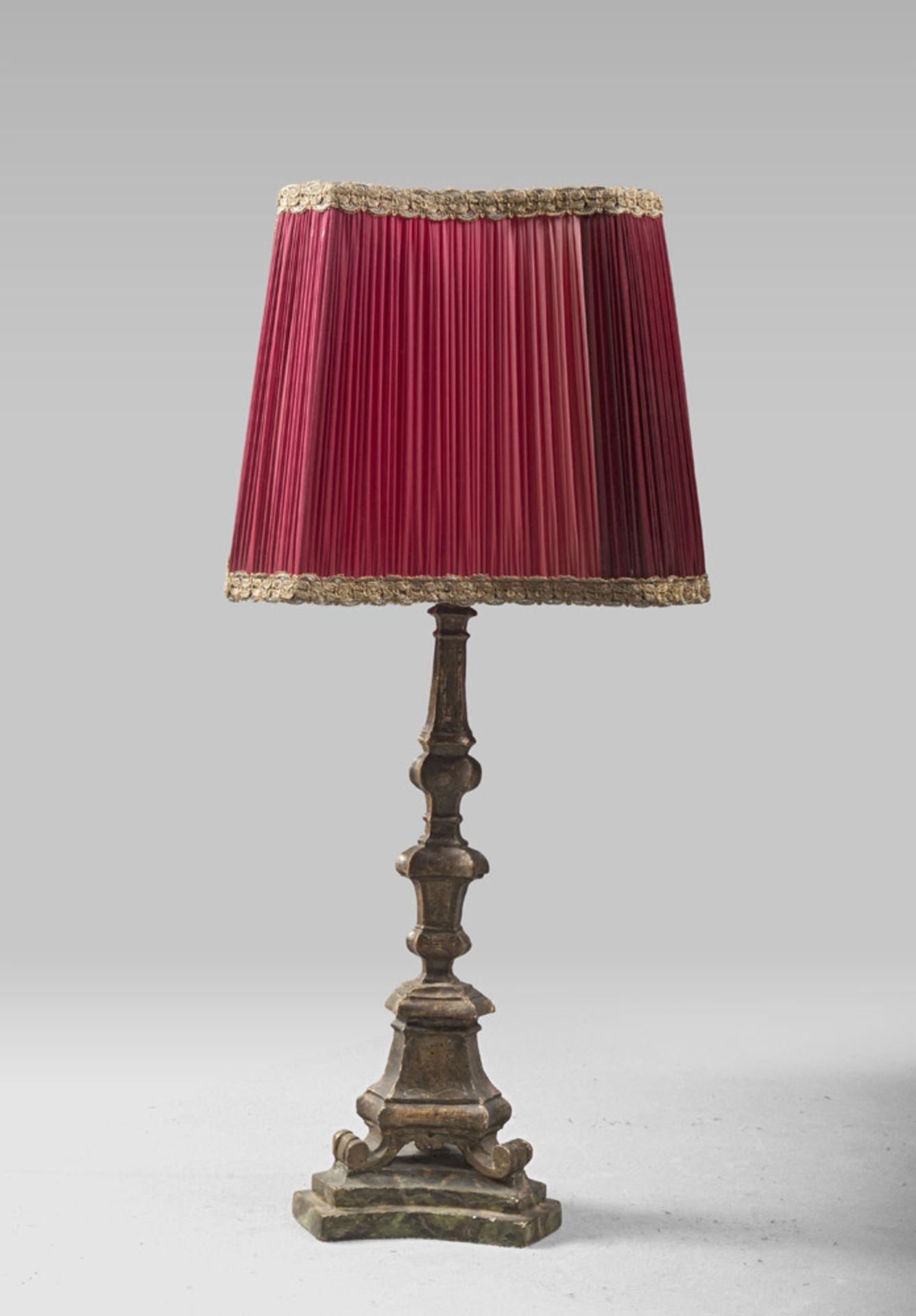 CHANDELIER IN GILT WOOD, 18TH CENTURY of triangular stem with base lacquered to false marble. h. cm.