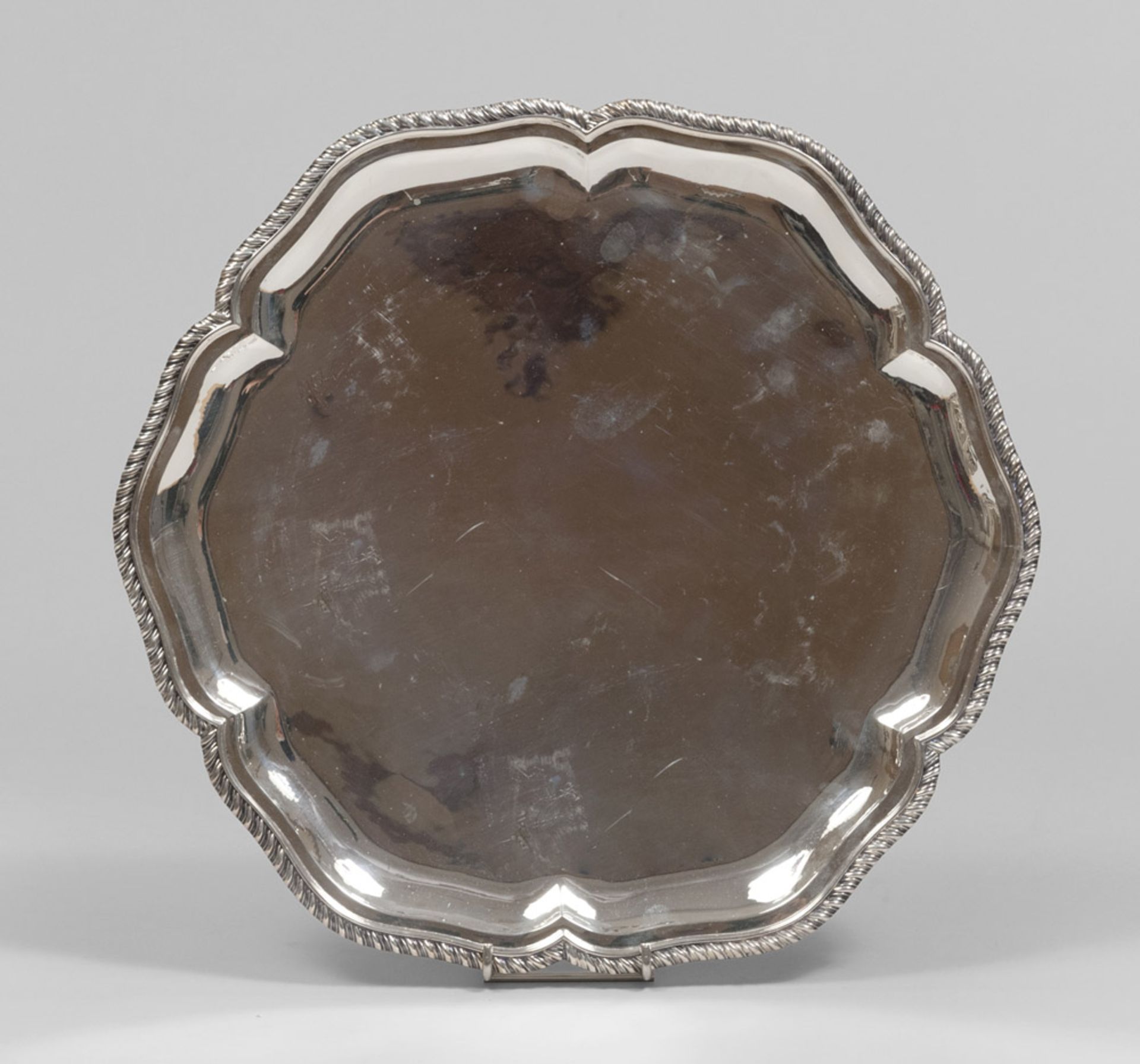 Silver dish, 20th century. Diameter cm. 35, weight gr. 780. PIATTO IN ARGENTO, XX SECOLO a fondo