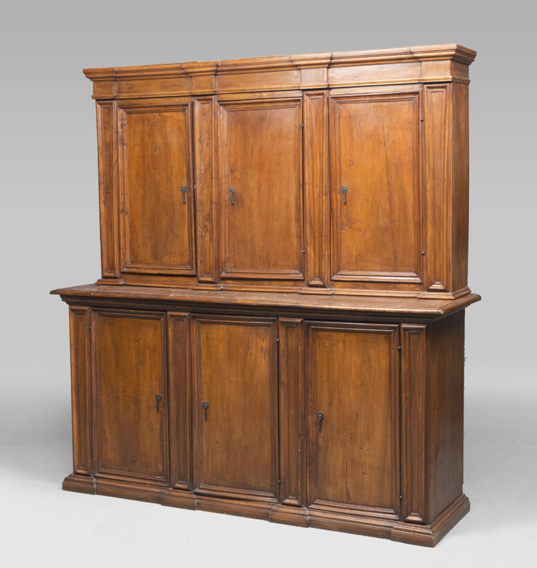 BEAUTIFUL SIDEBOARD OF DOUBLE BODY IN WALNUT-TREE, CENTRAL ITALY ELEMENTSES ANCIENT with three doors