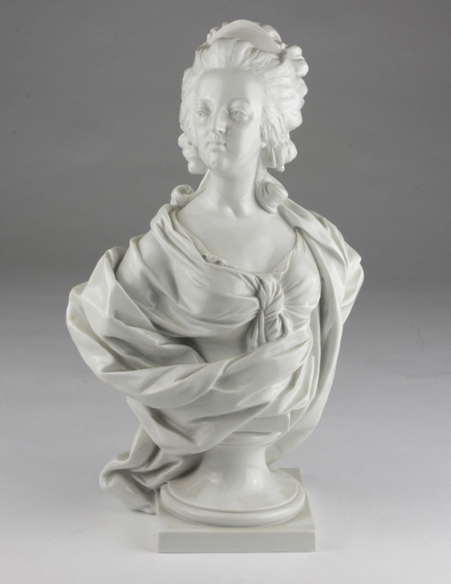 MARIE ANTONIETTE'S BUST IN PORCELAIN, FRANCE EARLY 20TH CENTURY entirely of white enamel, with