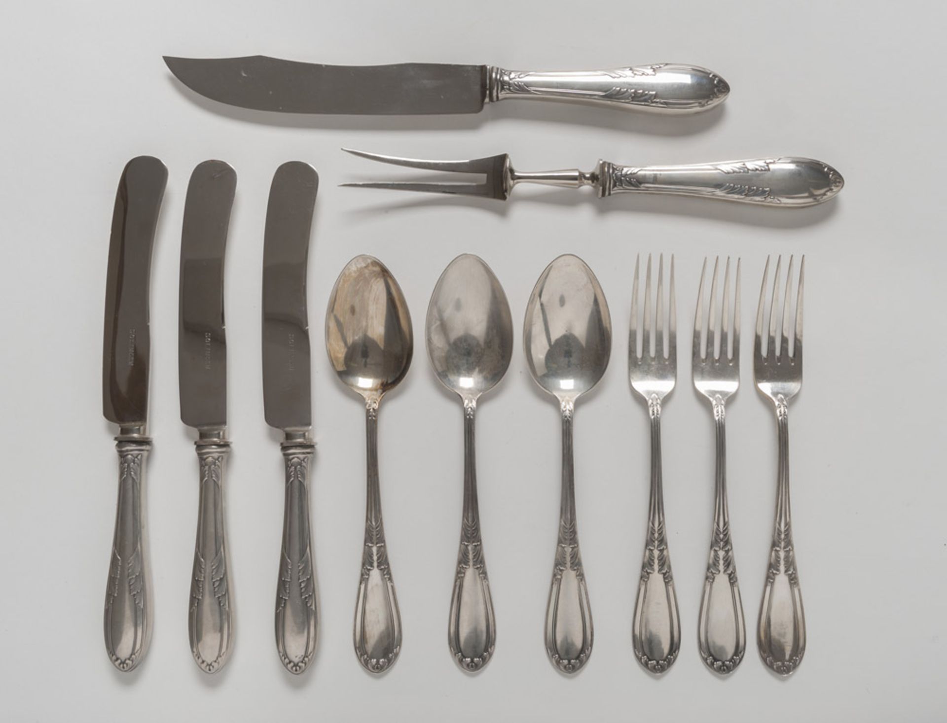 SILVER CUTLERY, PUNCH KINGDOM OF ITALY VERCELLI, LATE 19TH CENTURY with chiseled handles. Consisting