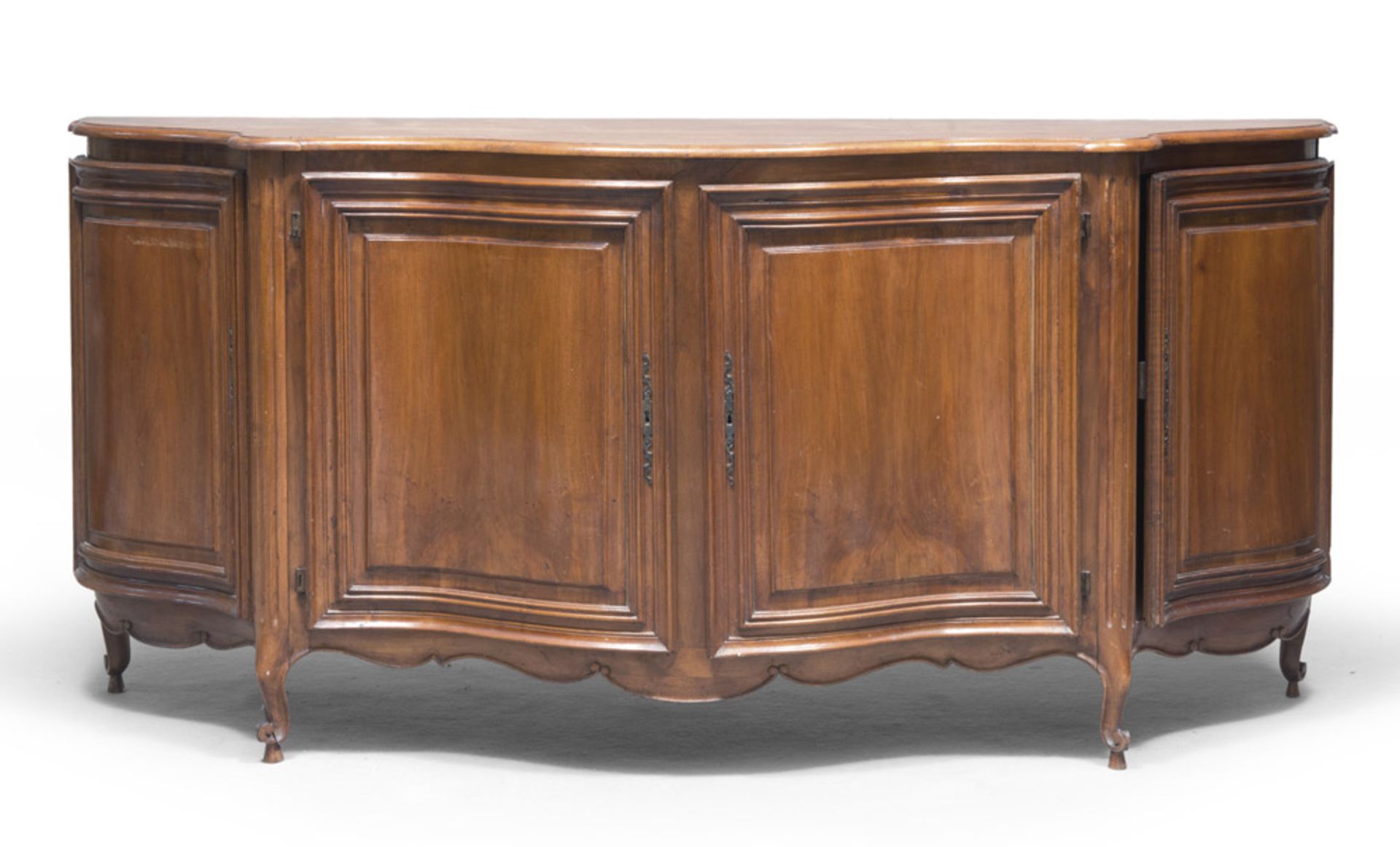 WALNUT SIDEBOARD, 18TH CENTURY STYLE, 20TH CENTURY with four doors. Small shaped feet, ending in