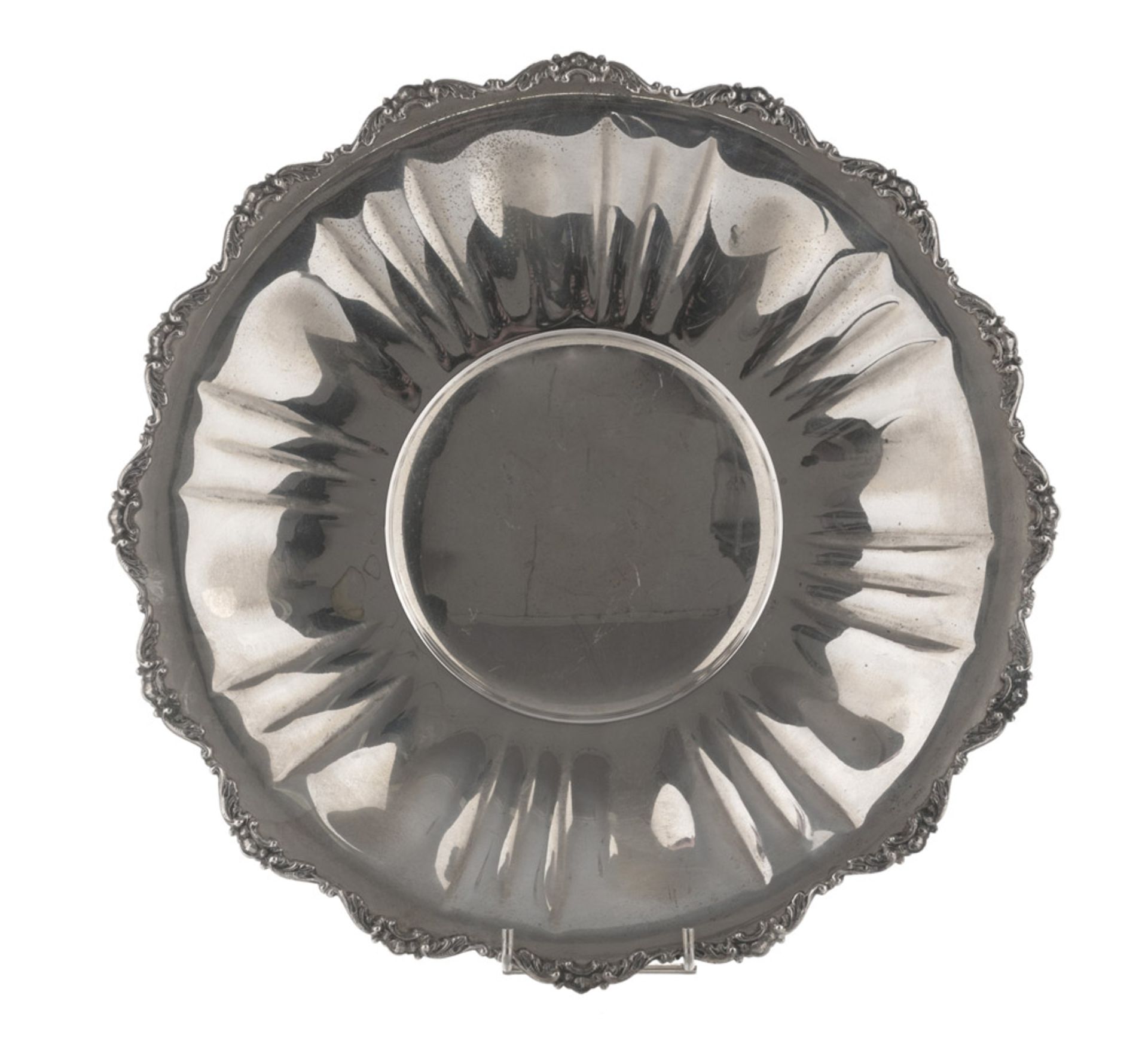 SILVER CENTERPIECE, 20TH CENTURY Measures cm. 6 x 32, weight gr. 430. CENTRO IN ARGENTO, XX SECOLO